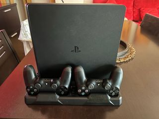 PS4 (PlayStation 4) Nera + 2 Controller + Base + 8 Giochi