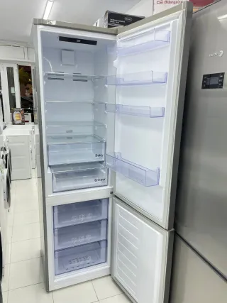 Nevera combi plateada Beko altura 2mtr con garantí