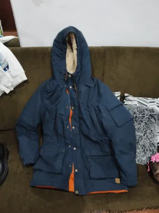 Chaqueta de frío azul y naranja