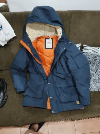 Chaqueta de frío azul y naranja