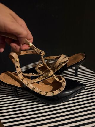 Zapatos tacón negros y beige con tachuelas. Local.