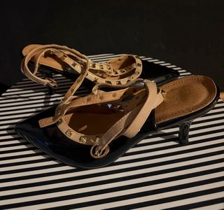 Zapatos tacón negros y beige con tachuelas. Local.