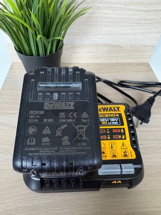 DEWALT XR 18V – Batería 5Ah + Cargador DCB1104