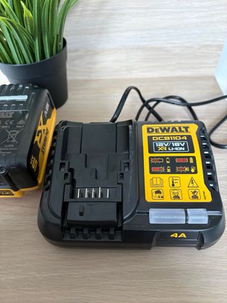 DEWALT XR 18V – Batería 5Ah + Cargador DCB1104