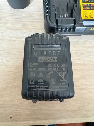 DEWALT XR 18V – Batería 5Ah + Cargador DCB1104