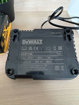 DEWALT XR 18V – Batería 5Ah + Cargador DCB1104