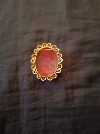 Broche Camafeo Dorado y Rojo