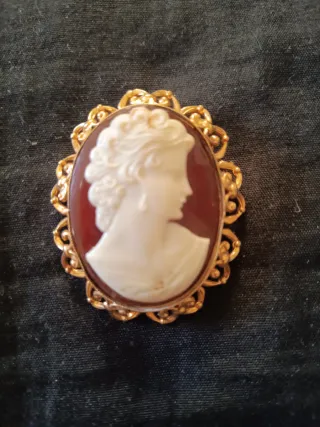 Broche Camafeo Dorado y Rojo