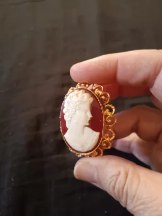 Broche Camafeo Dorado y Rojo