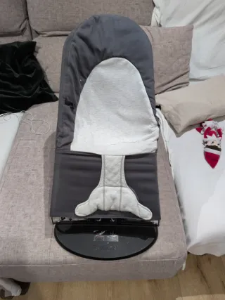 Hamaca BabyBjörn gris y beige