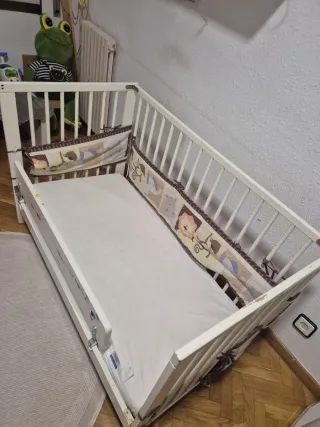 Cuna blanca con barandilla protectora