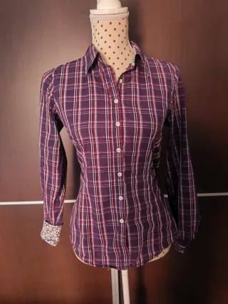 Camisa de cuadros morada y roja