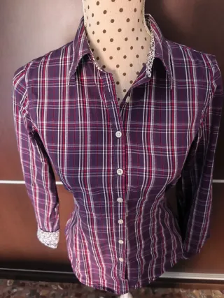 Camisa de cuadros morada y roja