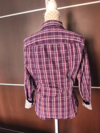 Camisa de cuadros morada y roja