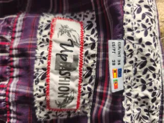 Camisa de cuadros morada y roja