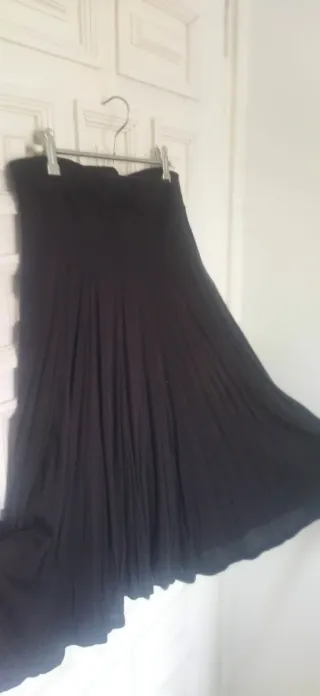 Falda negra de punto, vuelo.