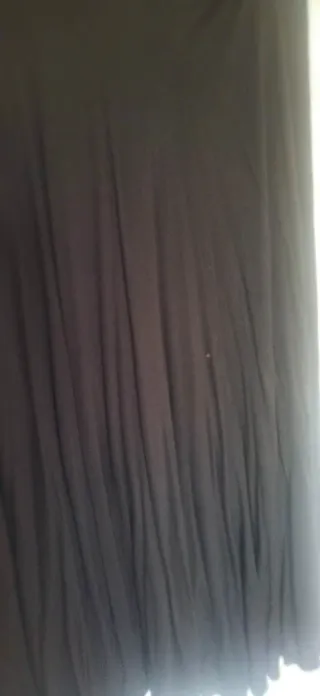 Falda negra de punto, vuelo.