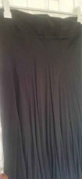 Falda negra de punto, vuelo.