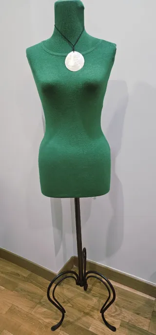 Maniquí verde con pie de metal