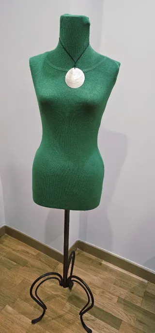 Maniquí verde con pie de metal