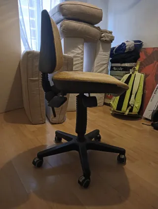 Silla de estudio giratoria amarilla y negra