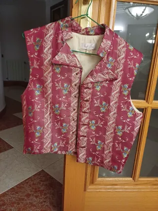 Chaleco Fallero con guirnalda y flores pequeñas.