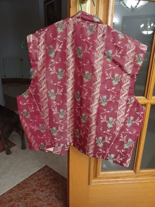 Chaleco Fallero con guirnalda y flores pequeñas.