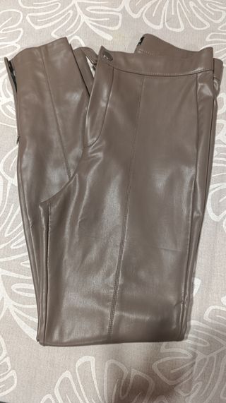 Pantalones Zara efecto piel con forro polar