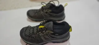 Zapatillas de montaña Salomon grises y amarillas