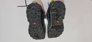 Zapatillas de montaña Salomon grises y amarillas