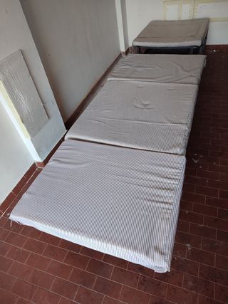 N.2 Pouf letto metallo e poliuretano (solo 1, 50€)