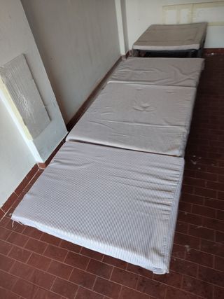 N.2 Pouf letto metallo e poliuretano (solo 1, 50€)