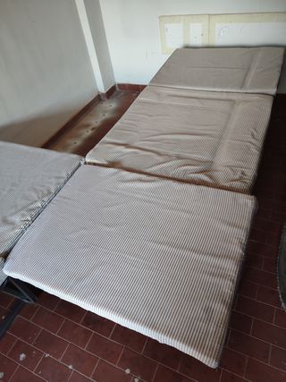 N.2 Pouf letto metallo e poliuretano (solo 1, 50€)