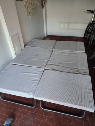 N.2 Pouf letto metallo e poliuretano (solo 1, 50€)