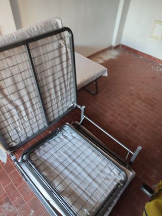 N.2 Pouf letto metallo e poliuretano (solo 1, 50€)