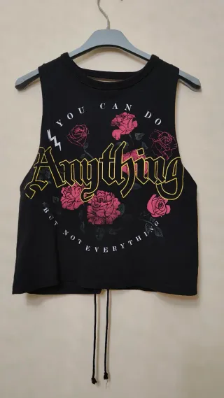Camiseta tirantes negra con rosas