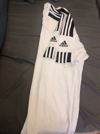 Camiseta Adidas blanca con rayas negras