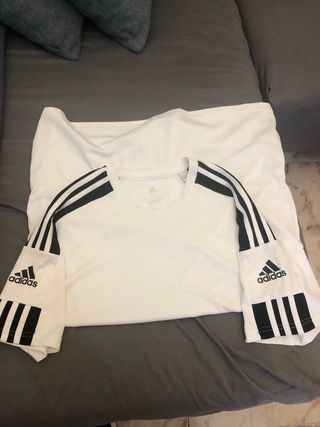 Camiseta Adidas blanca con rayas negras