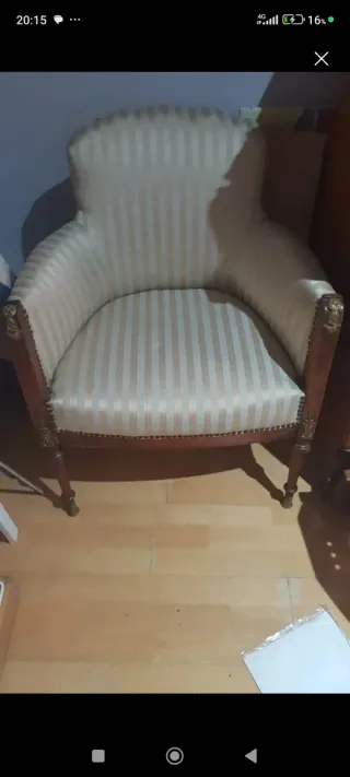 Butaca antigua de tela y madera