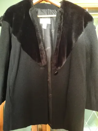 Chaquetón 3/4 Negro con Cuello de Pelo