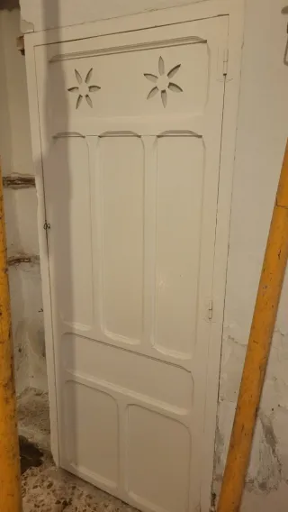 Puertas vintage blanca con diseño floral