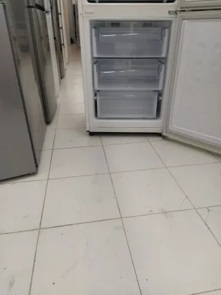 Nevera blanca Samsung altura 1.88 con garantía
