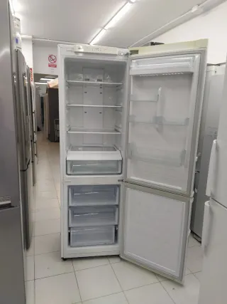 Nevera blanca Samsung altura 1.88 con garantía