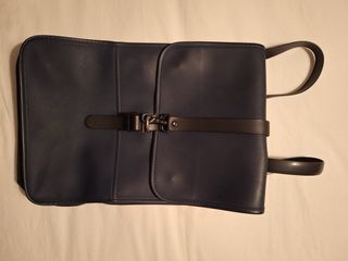 Mochila azul de cuero con cierre