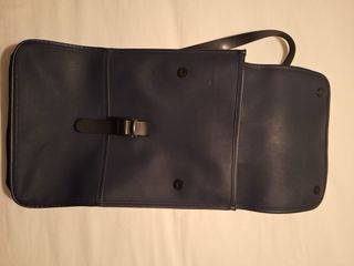 Mochila azul de cuero con cierre