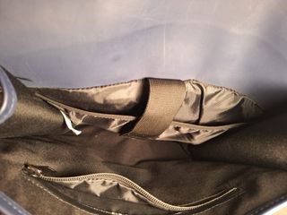 Mochila azul de cuero con cierre