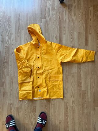 conjunto Chubasquero amarillo