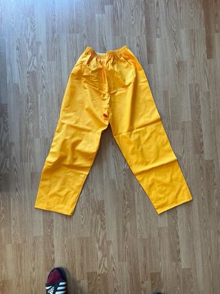conjunto Chubasquero amarillo