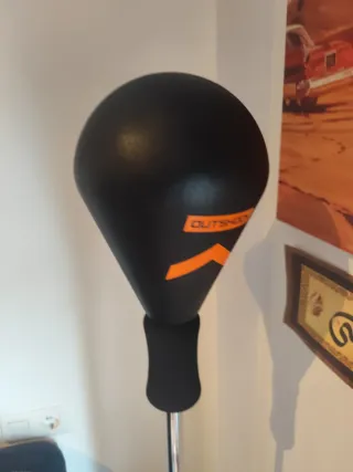 Saco de boxeo Outshock con guantes