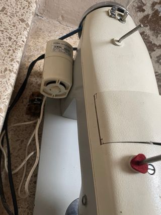 Máquina de coser beige y gris